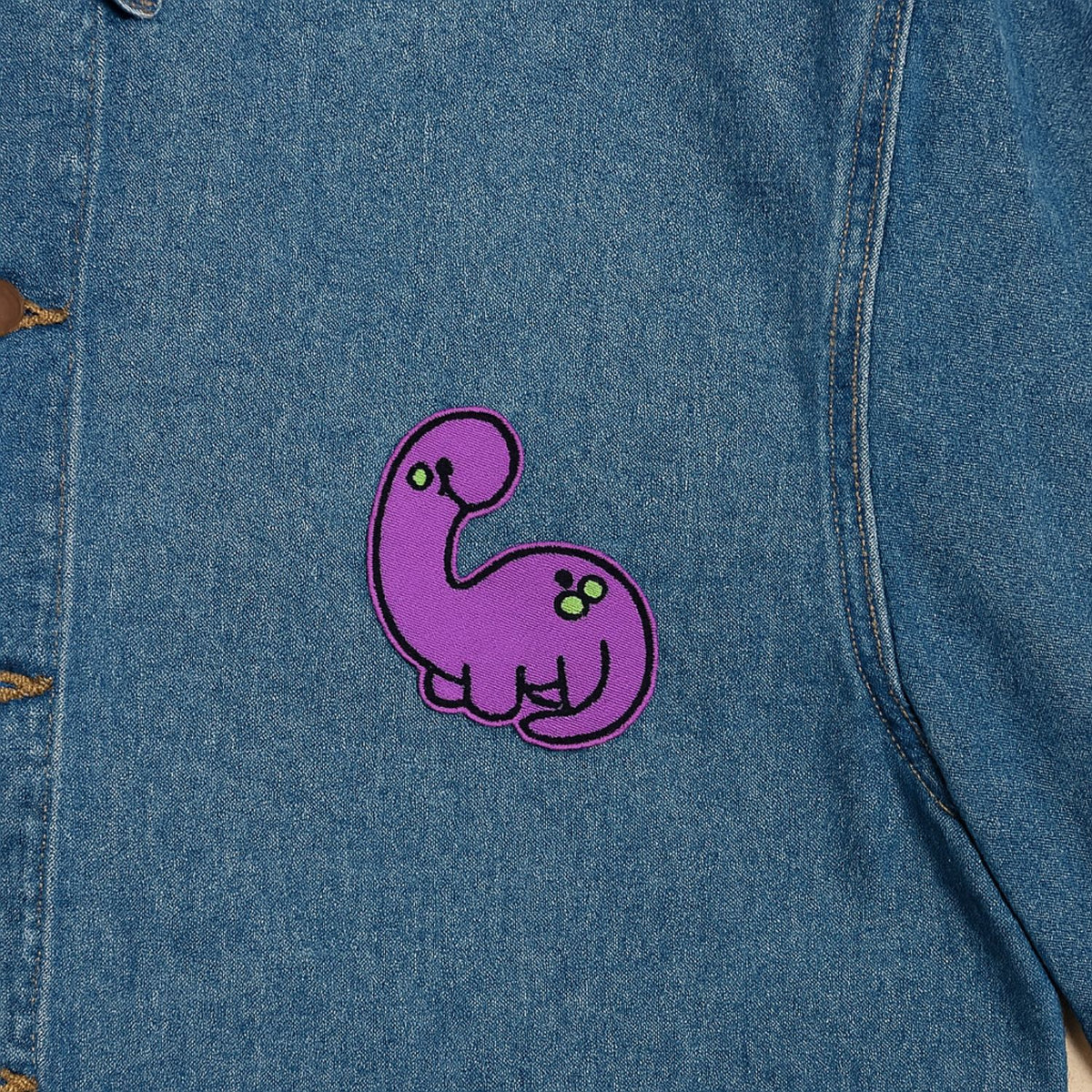 Parche Termoadhesivo – Dinosaurio Brontosaurio Bebé Morado 6.5 x 5.5 cm