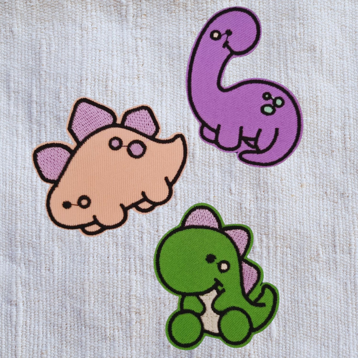 Parche Termoadhesivo – Dinosaurio Brontosaurio Bebé Morado 6.5 x 5.5 cm